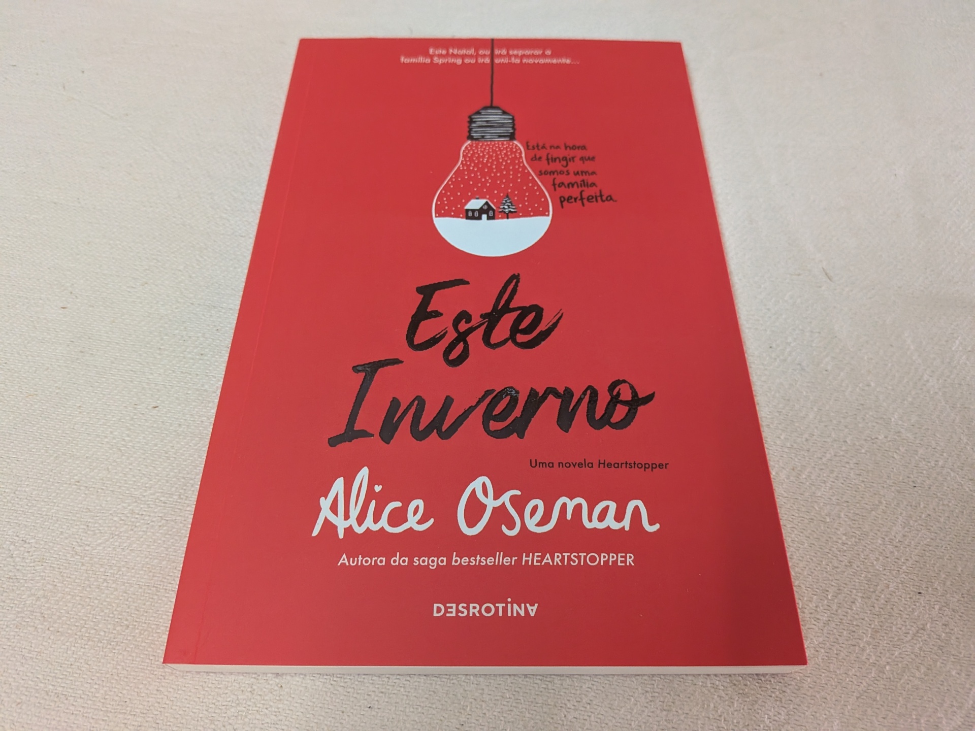 Alice Oseman - Este Inverno Capa vermelha do livro 'Este Inverno' de Alice Oseman com lâmpada desenhada