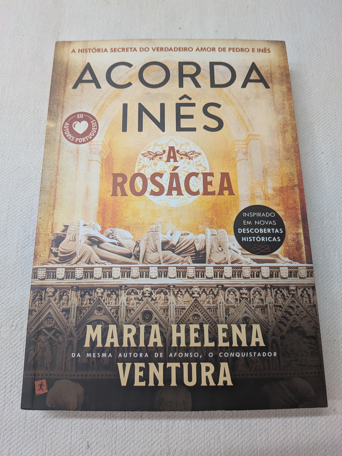 Maria Helena Ventura - Acorda Inês (A Rosácea) Capa de livro com título Acorda Inês A Rosácea de Maria Helena Ventura e imagem de escultura gótica.