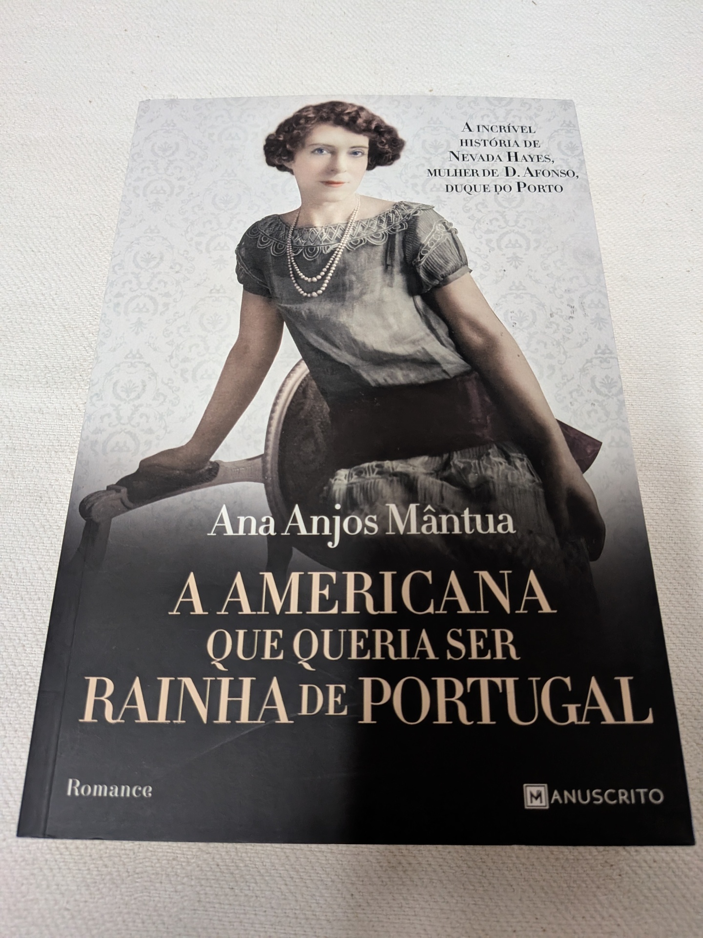 Ana Anjos Mântua - A Americana que Queria ser Rainha de Portugal Capa de livro com fotografia antiga colorida de mulher e texto título e autor