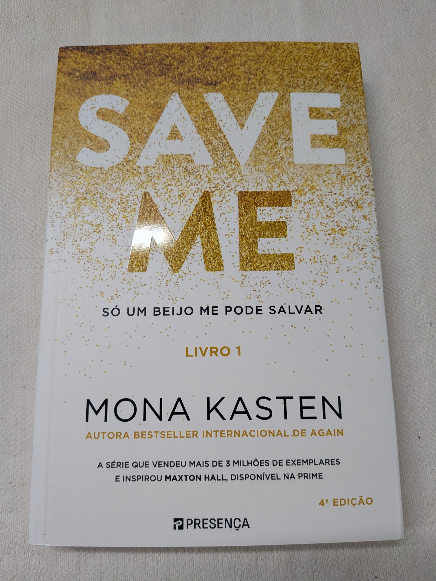 Mona Kasten - Save Me - Livro 1 - Só um Beijo Me Pode Salvar Livro SAVE ME com capa branca e dourada, texto em preto e dourado, autor Mona Kasten