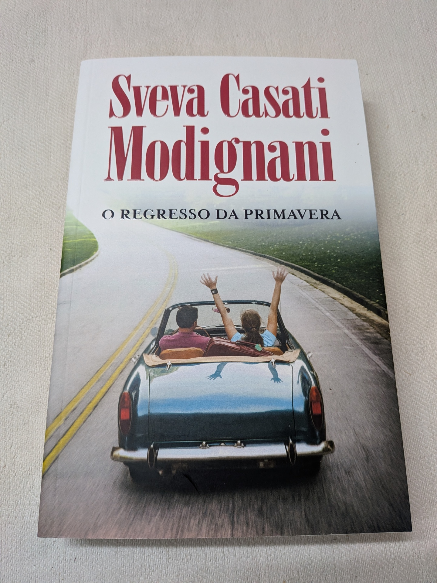 Sveva Casati Modignani - O Regresso da Primavera Capa de livro com carro clássico e texto em vermelho e preto