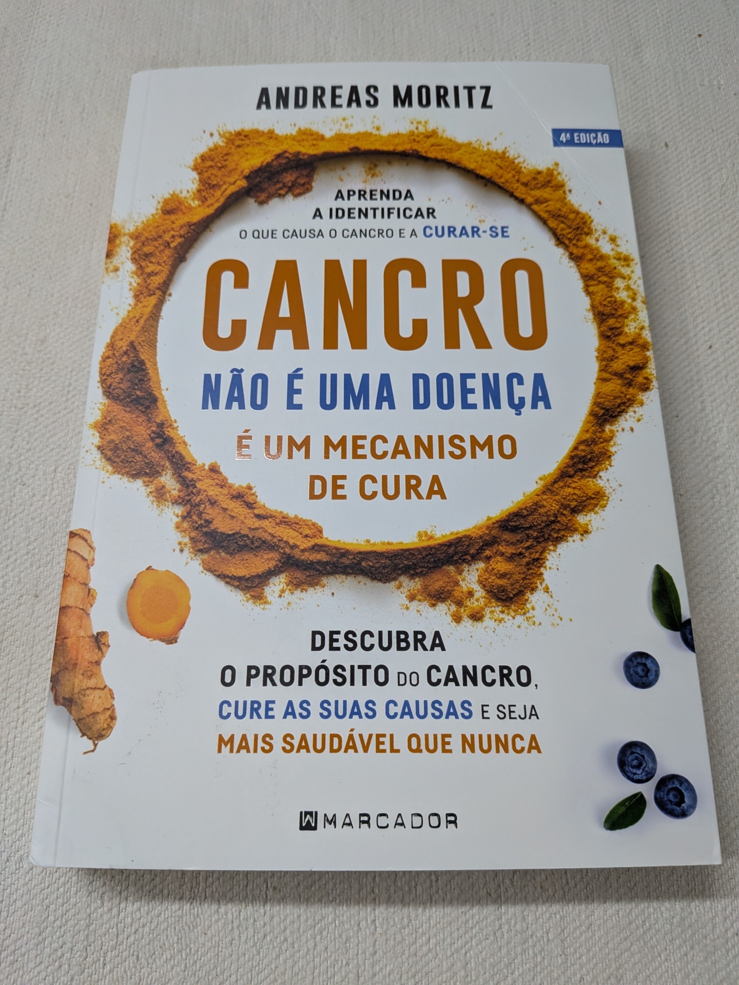 Andreas Moritz - Cancro não é Uma Doença, é Um Mecanismo de Cura Capa de livro com texto e imagens de raiz, pó castanho e mirtilos