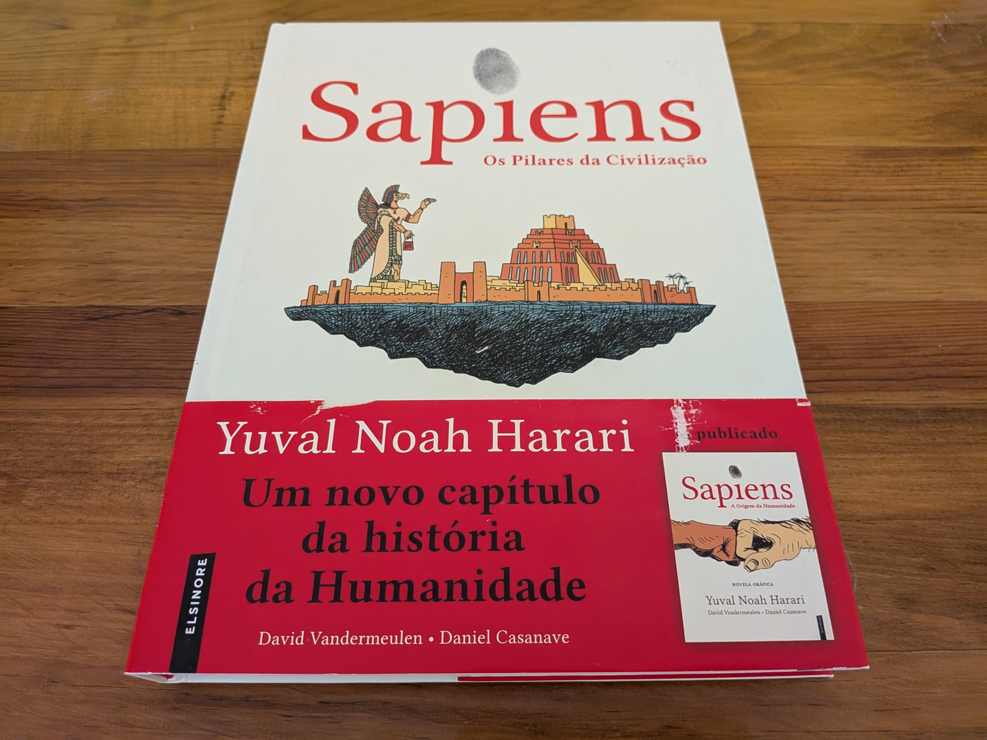 Yuval Noah Harari e David Vandermeulen - Sapiens: Os Pilares da Civilização (Novela Gráfica, vol. 2) Capa do livro 'Sapiens: Os Pilares da Civilização' com ilustração e texto em vermelho e branco
