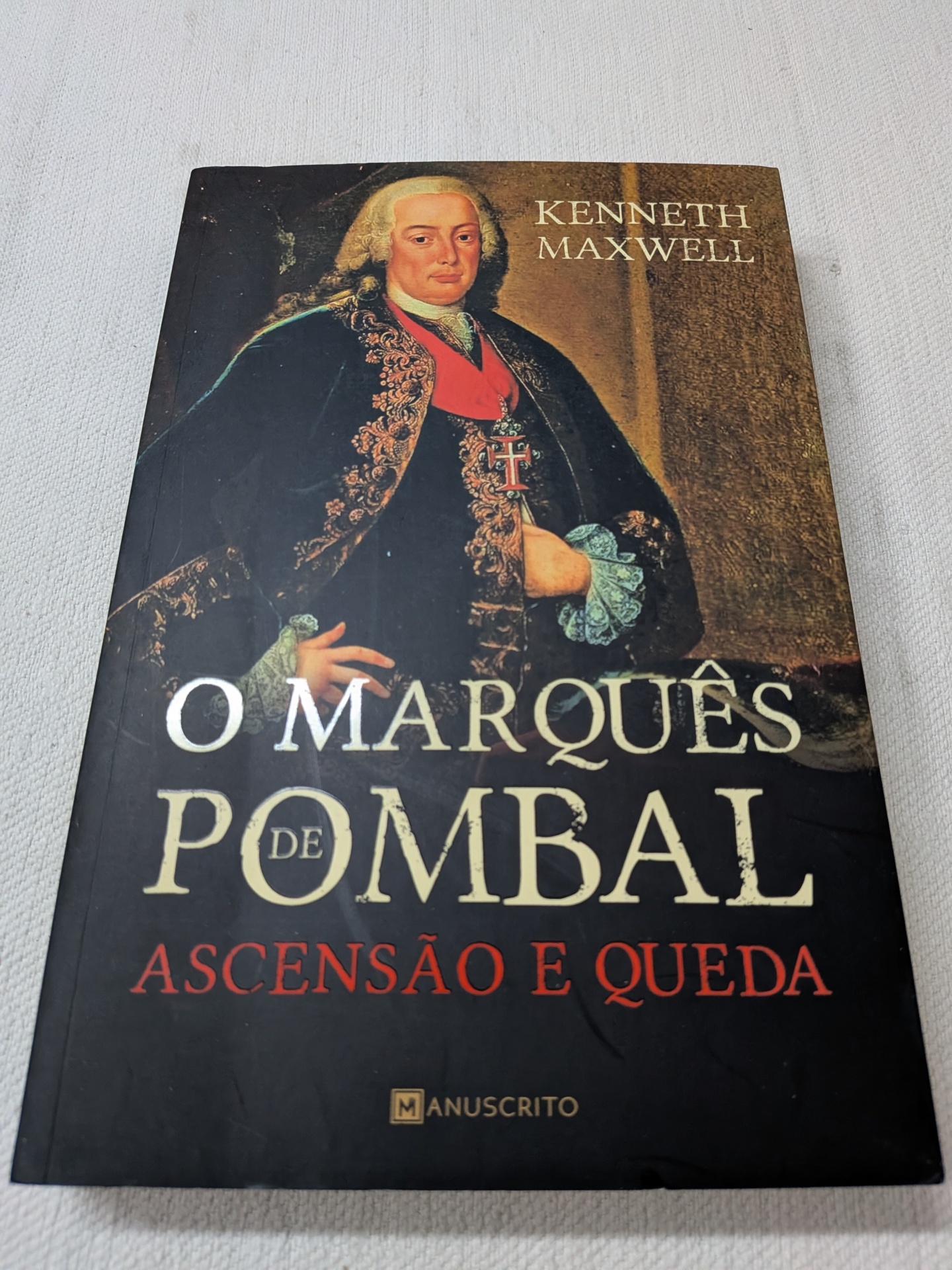 Kenneth Maxwell - Marquês de Pombal (Ascensão e queda) Livro O Marquês de Pombal com capa preta e dourada com retrato histórico.