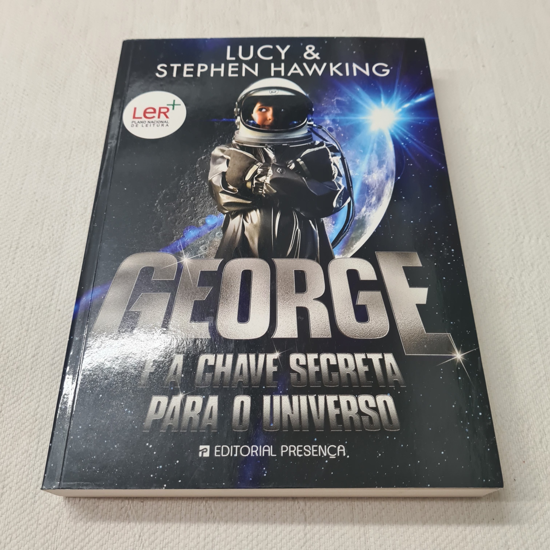 Lucy Hawking e Stephen Hawking - George e a Chave Secreta para o Universo Capa do livro George e a chave secreta para o universo com astronauta e selo LER + Inserção
