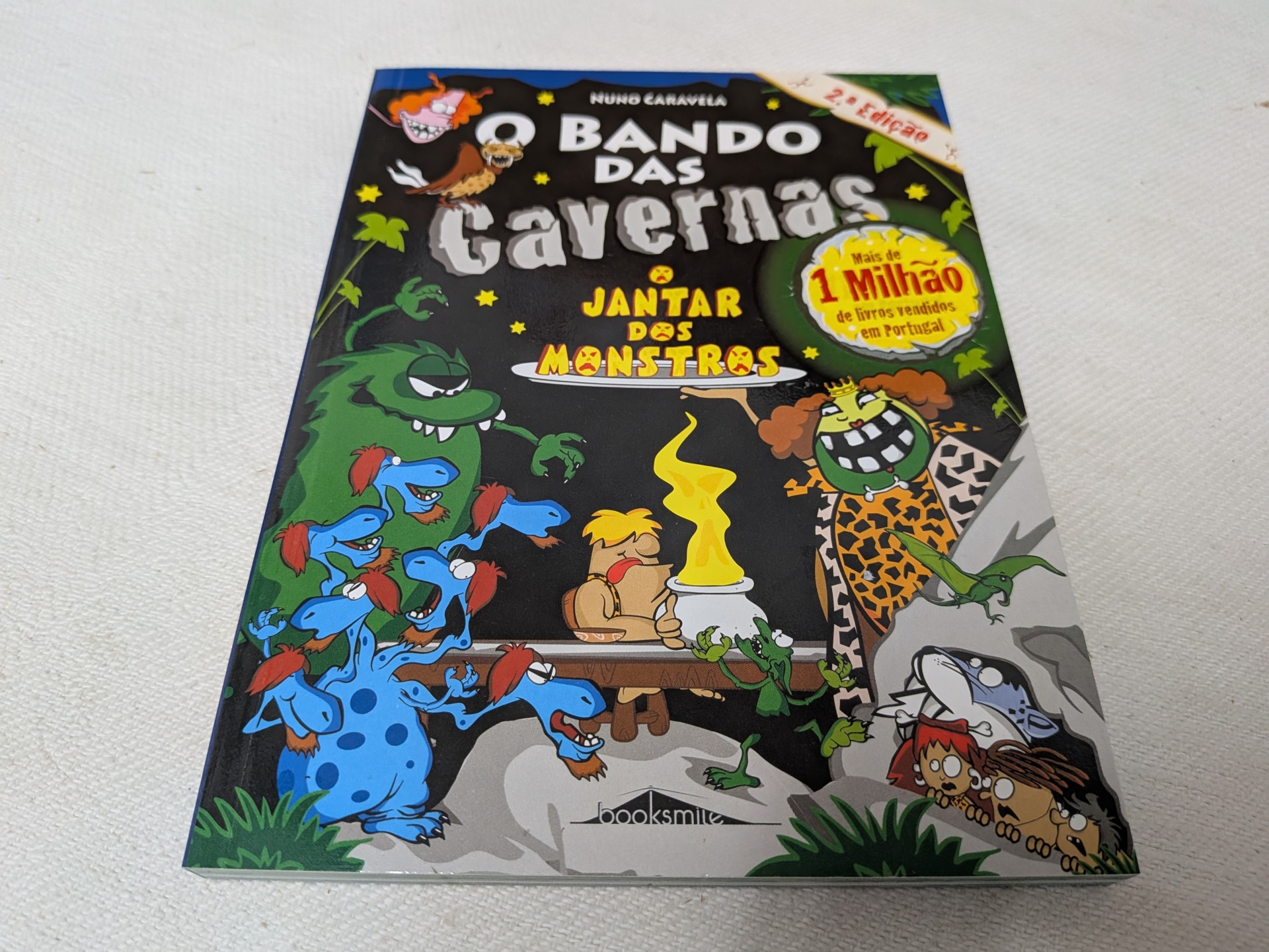 Nuno Caravela - O Bando das Cavernas N.º 26 O Jantar dos Monstros Capa de livro 'Bando das Cavernas Jantar dos Monstras' com ilustrações de monstros