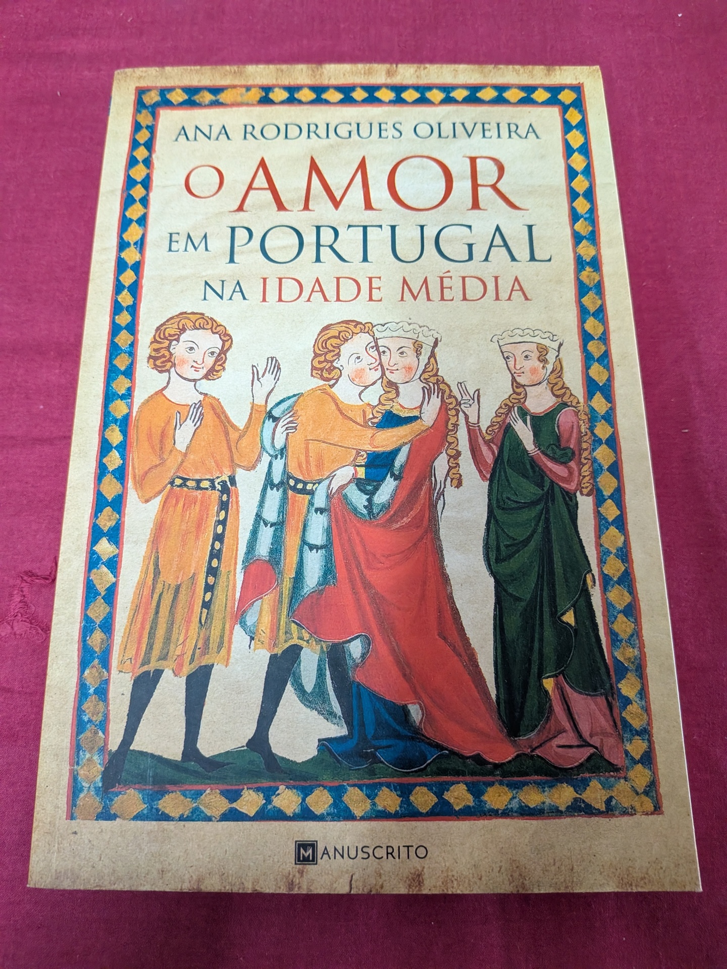 O Amor em Portugal na Idade Média de Ana Rodrigues Oliveira Capa de livro com ilustração medieval e texto do título