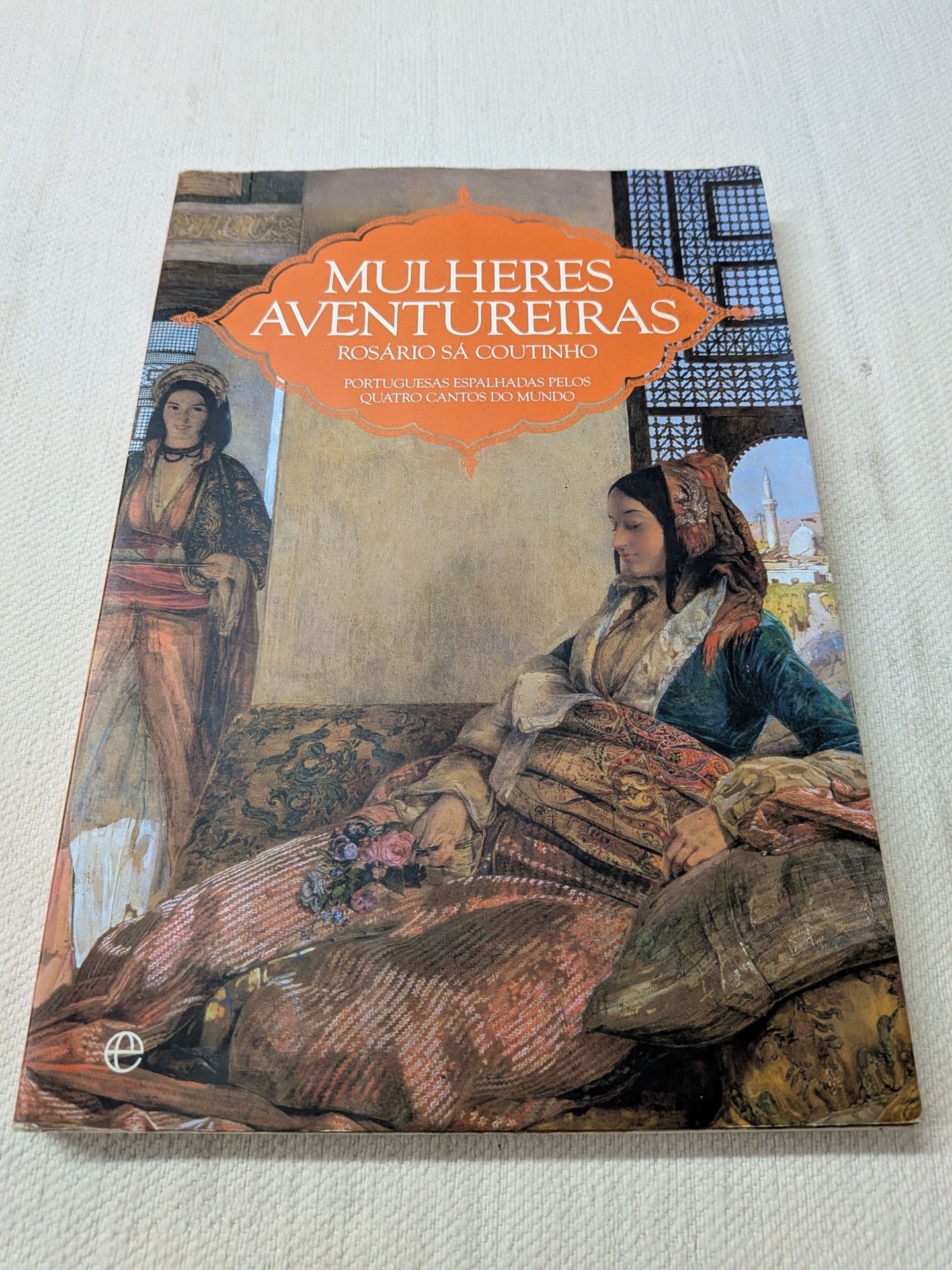Rosário Sá Coutinho - Mulheres Aventureiras Capa de livro Mulheres Aventureiras com ilustração de mulheres em trajes tradicionais