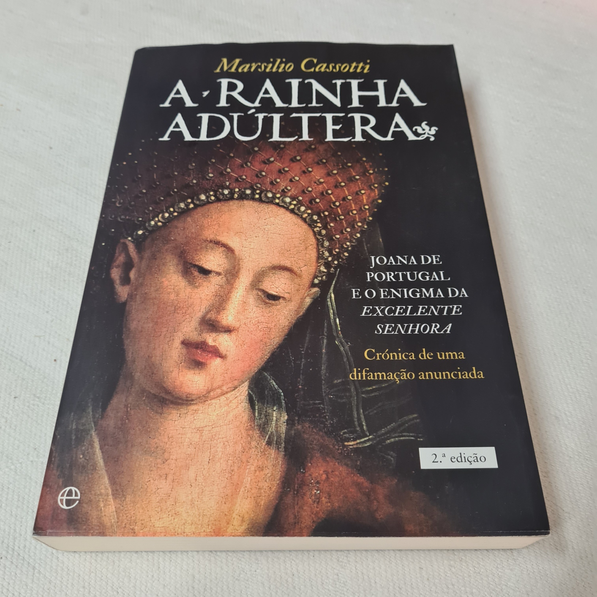 Marsilio Cassotti - A Rainha Adúltera (Crónica de uma difamação anunciada) Livro A Rainha Adúltera de capa preta com retrato de mulher com touca vermelha e pérolas