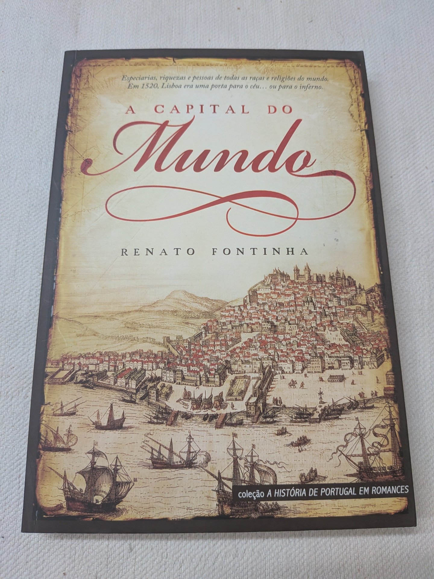 Renato Fontinha - A Capital do Mundo Capa de livro histórico com ilustração de cidade antiga e navios