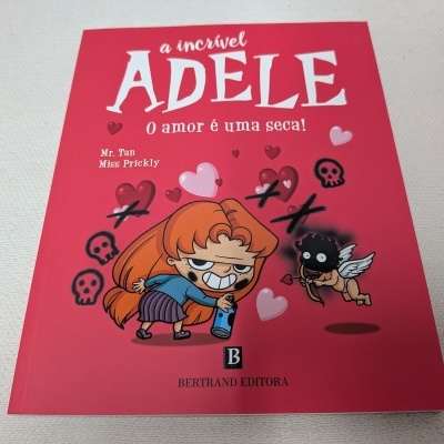 Capa de livro vermelho com título 'o incrível ADELE o amor é uma seca!' e ilustrações de personagens animados