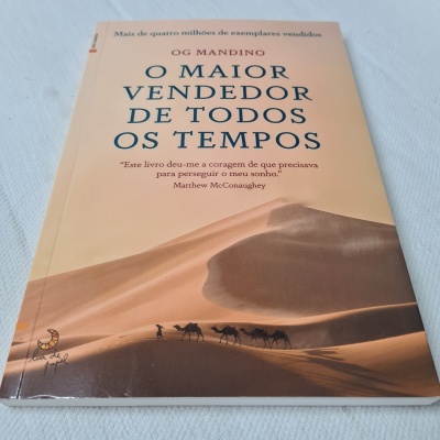 Capa do livro O Maior Vendedor de Todos os Tempos com imagem de dunas e camelos