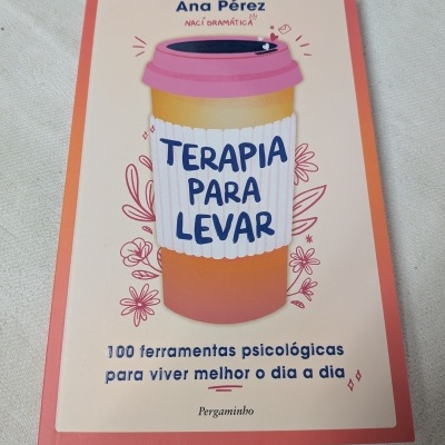 Capa de livro com ilustração de copo de café e texto em português.