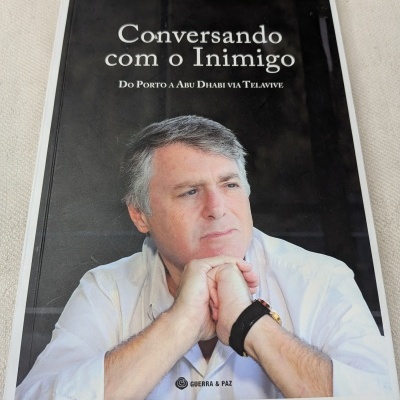 Capa de livro com título Conversando com o Inimigo e imagem de homem de camisa branca.