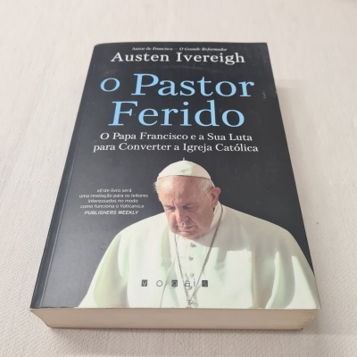 Capa do livro 'o Pastor Ferido' com imagem do Papa Francisco