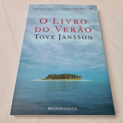 Capa do livro 'O LIVRO DO VERÃO' de Tove Jansson com imagem de ilha e mar