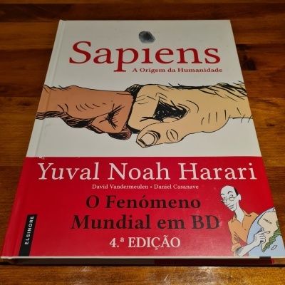 Livro Sapiens A Origem da Humanidade de Yuval Noah Harari com capa ilustrada