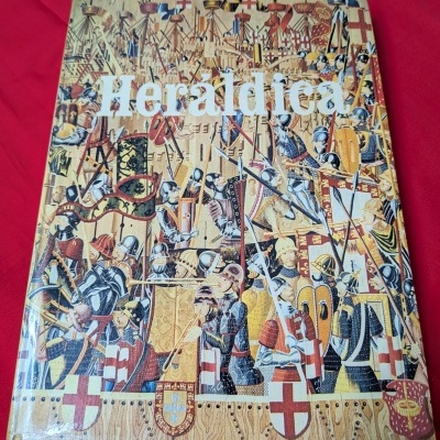 Capa de livro ilustrada com cena medieval e título Heraldica