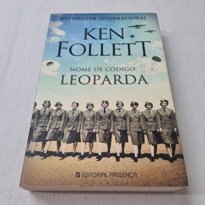 Livro 'Nome de Código: Leoparda' de Ken Follett com capa ilustrada