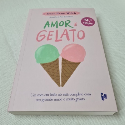 Livro 'Amor e Gelato' com capa rosa, dois gelados desenhados e textos em português.