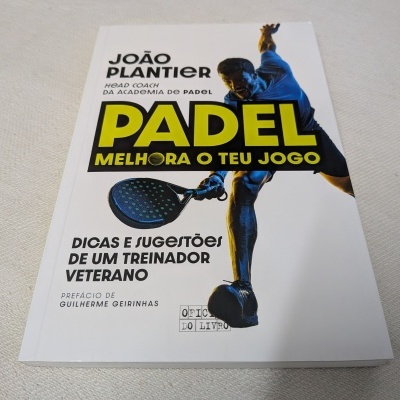 Livro sobre padel com capa branca e texto em preto e amarelo