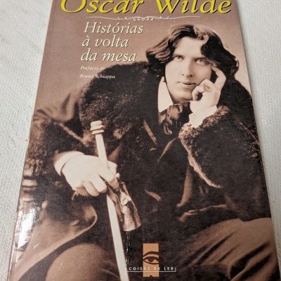 Livro Oscar Wilde Histórias à volta da mesa com capa a sépia e logo COISAS DE LER