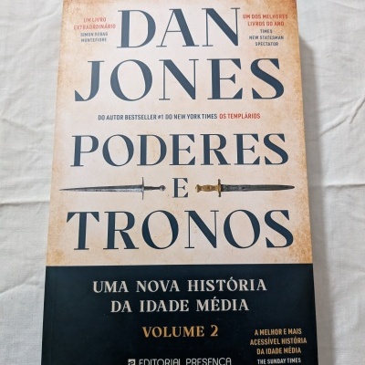 Capa do livro 'Poderes e Tronos' de Dan Jones em tom bege com espadas e texto em preto.