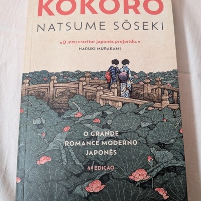 Capa do livro Kokoro de Natsume Sōseki com ilustração de jardim de lótus.