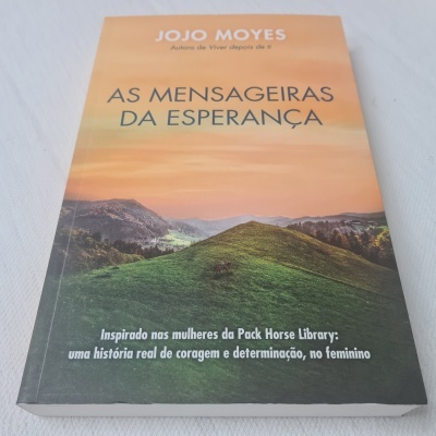 Livro 'As Mensageiras da Esperança' com capa de colinas ao pôr do sol.
