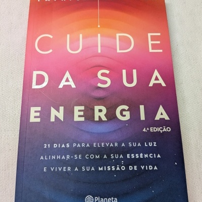 Capa de livro com título e informações do autor e editora em cores degradê