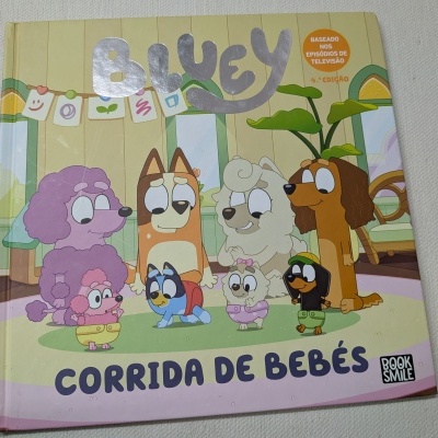 Capa de livro infantil Bluey Corrida de Bebés com cães desenhados