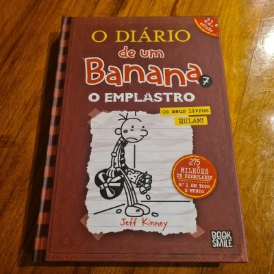 Capa do livro 'O Diário de um Banana 7 O Emplastro' de Jeff Kinney em capa dura castanha