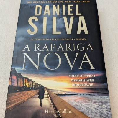 Capa do livro A Rapariga Nova de Daniel Silva