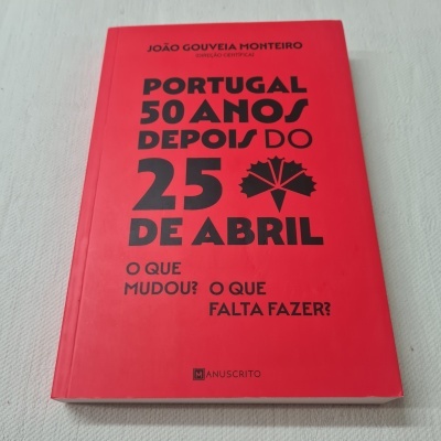 Capa vermelha com texto em preto do livro Portugal 50 Anos Depois do 25 de Abril