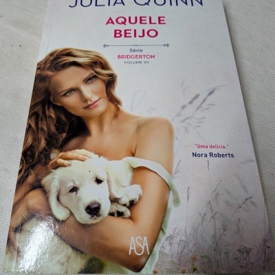 Capa de livro Aquele Beijo de Julia Quinn com mulher e cão