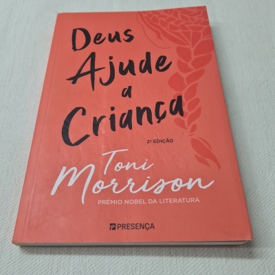 Capa do livro 'Deus Ajude a Criança' de Toni Morrison cor coral