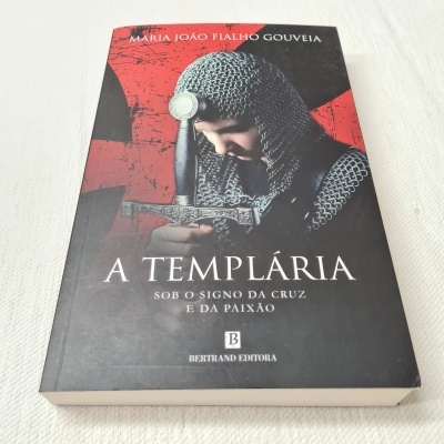 Capa do livro A Templária com imagem de pessoa com cota de malha e espada