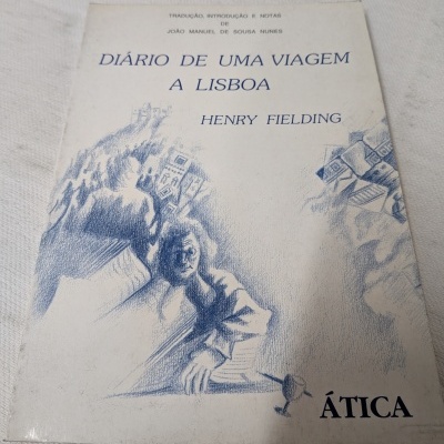 Capa do livro Diário de uma Viagem a Lisboa de Henry Fielding, cores branca e azul.