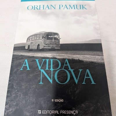 Capa de livro A Vida Nova de Orhan Pamuk com autocarro antigo em estrada