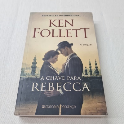 Capa do livro 'A Chave para Rebecca' de Ken Follett com imagem de homem e mulher em perfil