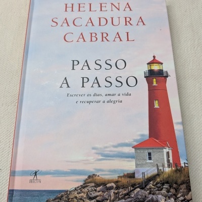 Capa de livro Passo a Passo de Helena Sacadura Cabral com imagem de farol vermelho