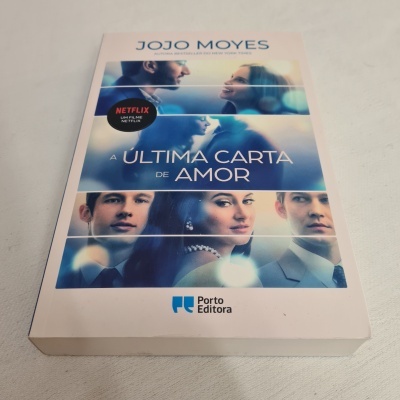 Livro 'A Última Carta de Amor' de Jojo Moyes, capa mole com imagens e selo Netflix