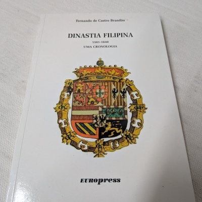 Capa de livro branco com brasão colorido e texto DINASTIA FILIPINA 1581-1640 UMA CRONOLOGIA