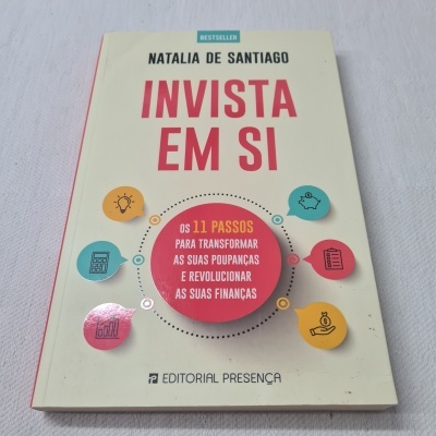 Capa do livro 'Invista em Si' de Natalia de Santiago com elementos gráficos coloridos.
