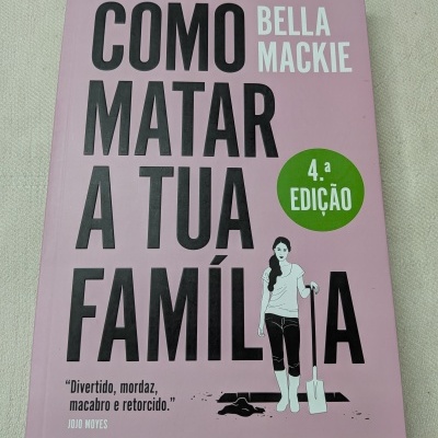 Capa de livro cor-de-rosa com título em letras pretas