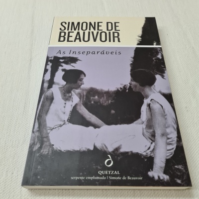 Capa do livro 'As Inseparáveis' de Simone de Beauvoir com foto a preto e branco de duas mulheres sentadas