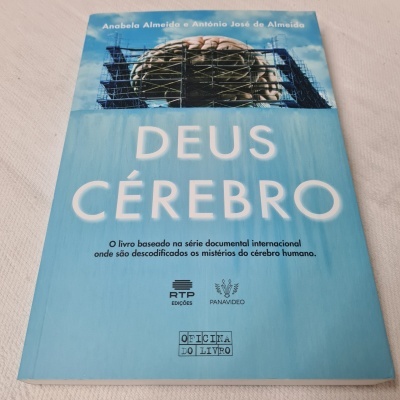 Capa do livro Deus Cérebro com imagem de cérebro em estrutura metálica e texto azul claro