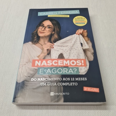 Livro 'Nascemos! E agora?' com capa azul e imagem de mulher segurando roupa branca