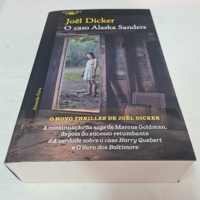 Capa do livro O caso Alaska Sanders de Joël Dicker com imagem de mulher e texto em amarelo e branco