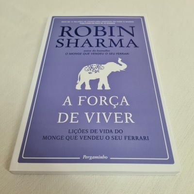 Livro A Força de Viver de Robin Sharma com capa roxa e elefante branco